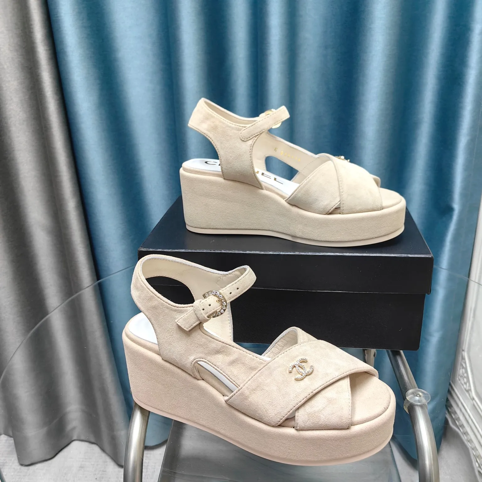 👟👟Ex-factory price 540👟👟 Top version Chanel/Chanel 24ss thick-soled lame-heeled sandals Material ☑️Fabric: patent leather/sheep ☑️Lining: sheepskin ☑️Outsole: original outsole ☑️Heel height: 7.5cm ☑️Number of yards: 35-40